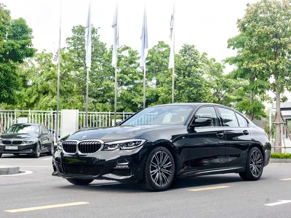 Dịch vụ thay Kính chắn gió xe BMW 330i tận nơi